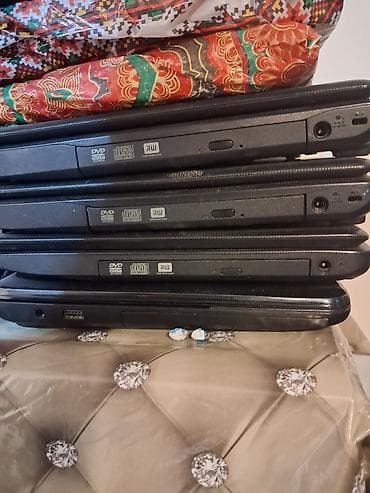 ucuz playstation: 4 ədəd sadə noutbuk və 3 ədəd 17 lik monitor .noutbukların hamısı — 3