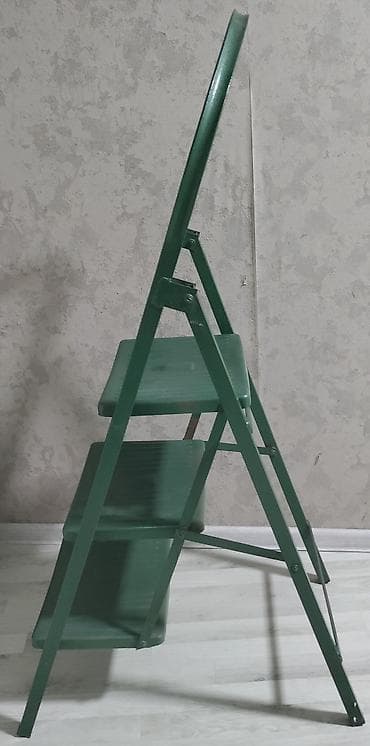 3 pilləli qatlanan nərdivan - Material: möhkəm metal karkas — 2