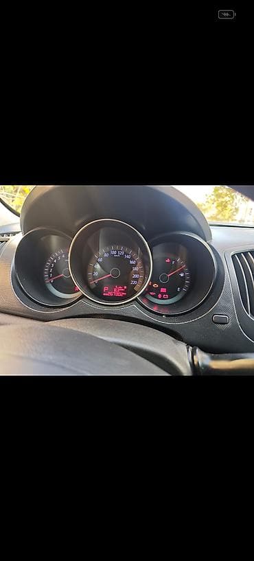 kia k5 2011: Kia Cerato: 1.6 l | 2011 il Sedan — 4