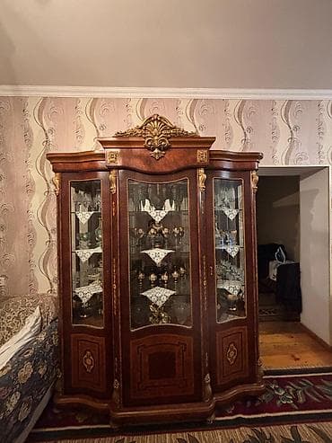 antik dolab: Qonaq otağı üçün klassik üslubda vitrin-servant. hal hazirda sokuludur — 1