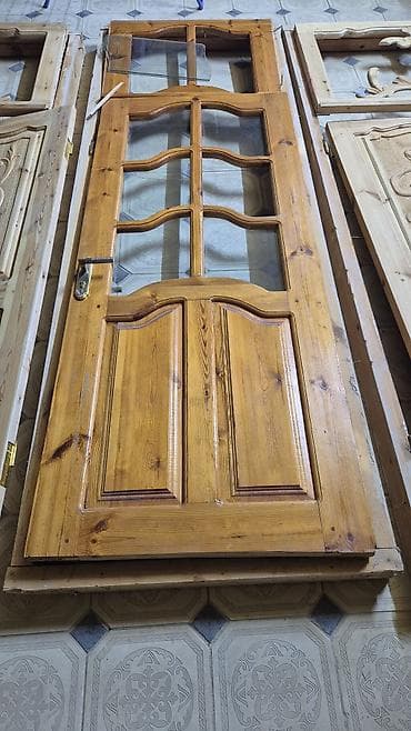 plastik qapi: Taxta qapılar – əl oyma naxışlı və şüşəli model - Material: tam ağac — 2