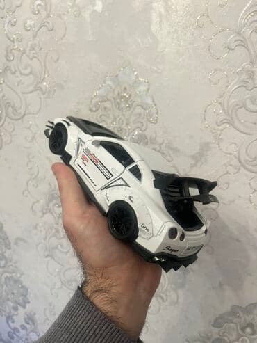 oyun kartları: Yarış üslublu oyuncaq maşın modeli - Korpus: ağ-qara rəng sxemi — 2