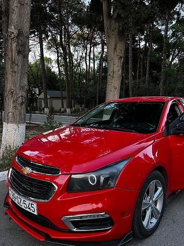 sport disk: Chevrolet Cruze sedan – parlaq qırmızı rəngdə, tam bədən kiti və idman — 5