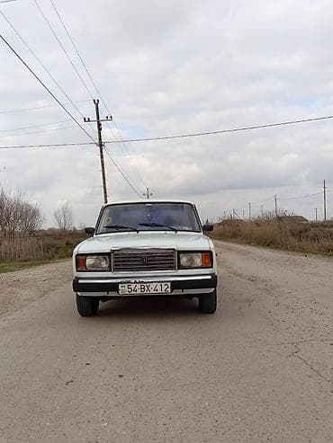vaz 21 07 satisi: VAZ 2107 sedan – klassik ağ rəngdə, 4 qapılı, arxa ötürücülü. Xarici — 3