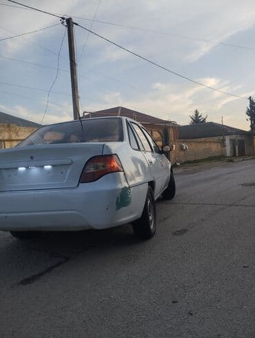 Аксессуары и тюнинг: Ağ rəngli sedan avtomobil Əsas xüsusiyyətlər: - Kuzov: 4 qapılı — 4