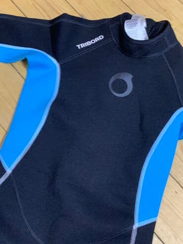 dalgic: Tribord firmasinin dalgic kostyumu. suda uzmek ucun geyimi. 1.5mm. Az — 2