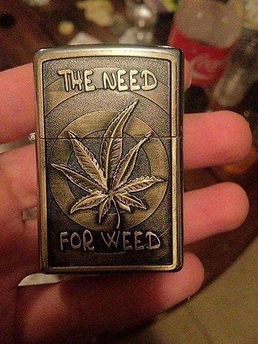 ask atesi macunu: Metal qazla doldurulan küləkkeçirməz alışqan. - Korpus: antik bürünc — 1