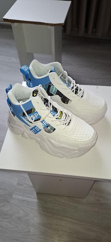 Unisex idman üslublu krossovkalar - Rəng: ağ əsas, mavi detallarla -