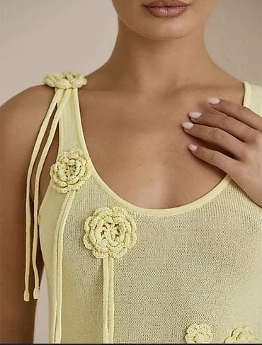 Sarı rəngli zərif trikotaj maxi don - Model: bədənə oturan, torlu — 2