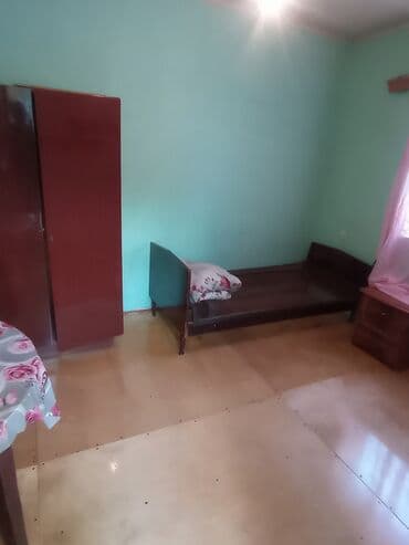 Kiralık sadə, funksional tək otaqlı yaşayış sahəsi. Özəlliklər: -