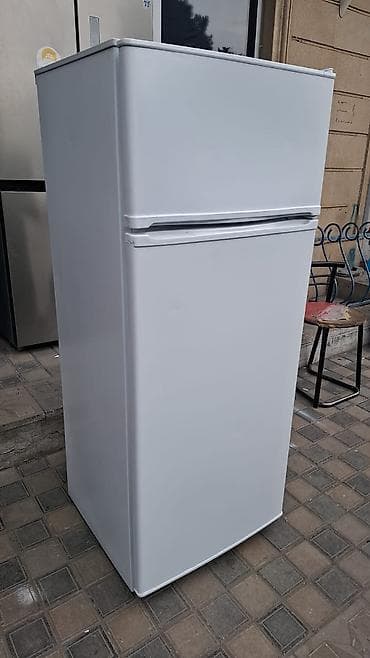 İki qapılı ağ rəngli soyuducu - Üst qapıda dondurucu bölmə, alt