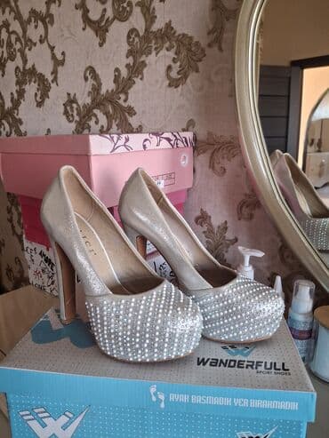 qadın ayaqabısı: 5 azn yenidir — 5