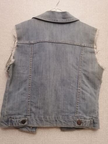 женские джинсовые жилетки: Cins jilet çox yaxşı vəziyyətdə. Az geyinilib. S-M ölçüyə gedir — 2