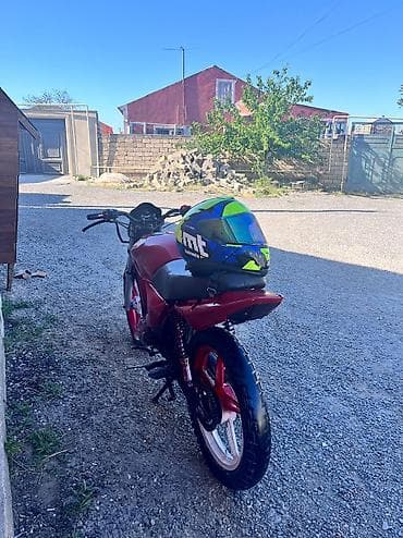 250 cc motor: Motosiklet – qırmızı rəngdə küçə/street stili. Aşağıdakı xüsusiyyətlər — 7