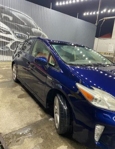 disk teker kreditle: Toyota Prius: 1.8 l | 2013 il Sedan — 4