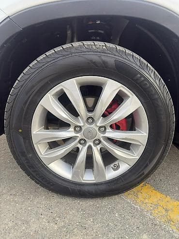 avtomobil oturacaq uzluyu: Kia Sorento – ağ rəngli, şəhər və uzun yol üçün rahat krossover/SUV — 5