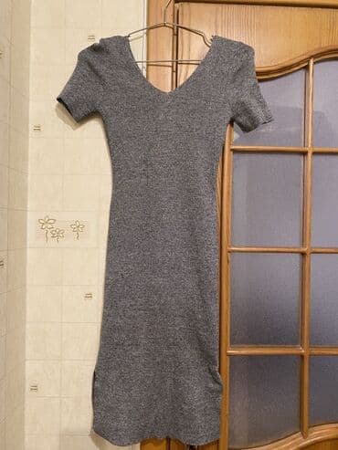 Boz rəngli qadın paltarı Uzunluğu dizdəndir. - Model: bədənə oturan