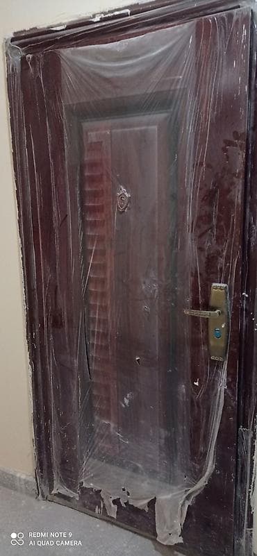 12 volt 220: Dəmir giriş qapısı – tünd qəhvəyi rəng, taxta teksturalı dekor panel — 2