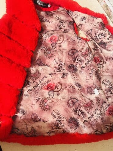 Opel: Qırmızı süni kürk jilet - Parlaq qırmızı rəng, qalın üfüqi panellərlə — 2