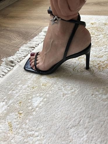Basanoşka və səndəllər: Bershka qadın sandaleti - Rəng: qara, laklı effekt - Model: nazik — 3