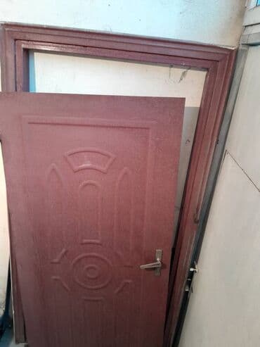 Məhəccərlər: Metal qapı dəsti Eni 90 sm hündürlüyü 205 sm. Normal qapıdır balaca — 1