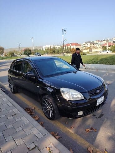 diskilər: Kia Rio – qara rəng, hetçbek kuzov. Xarici:yoxdı - Qara rəngli kuzov — 2