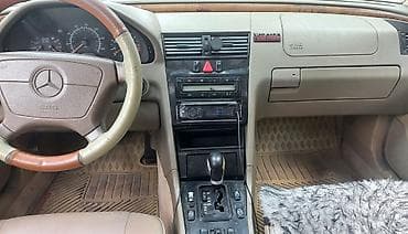 Kandisonerde isleyir Mercedes-Benz sedan interyeri və texniki