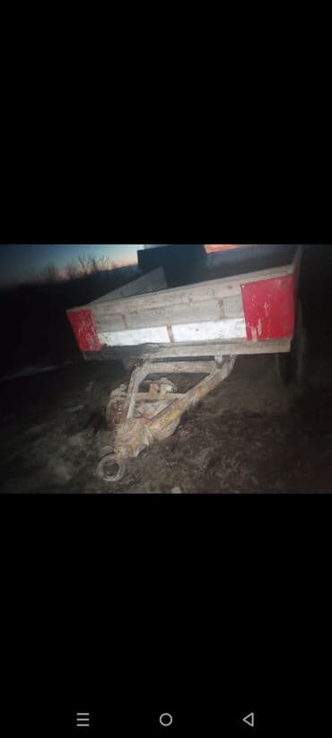 mtz 82 turbo: Mavi rəngli MTZ tipli traktor, kabinalı. Ön hissədə baca/egzoz və — 4