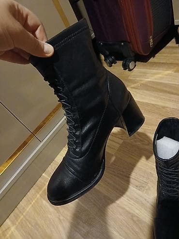 женские сапоги на платформе: Qadın üçün qara bağlamalı dabanlı çəkmələr - Model: orta uzunluqda — 1