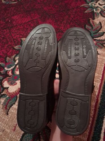 piton dərisindən ayaqqabılar: Klassik kişi loaferləri – qara rəngdə, zərif dizayn. Üst hissə süet — 5