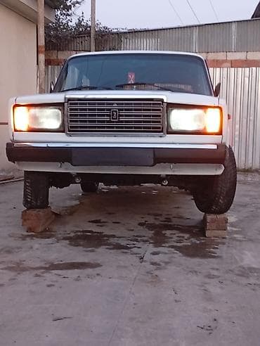 bmw x1 sdrive20d efficientdynamics: VAZ 2107, ağ rəngli, sedan kuzov. Xüsusiyyətlər: - Kuzov: 4 qapılı — 1