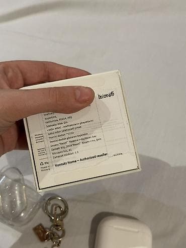 Planşetlər: Apple AirPods 4 modeli (şəkillərdəki model – simsiz qulaqlıq və şarj — 4