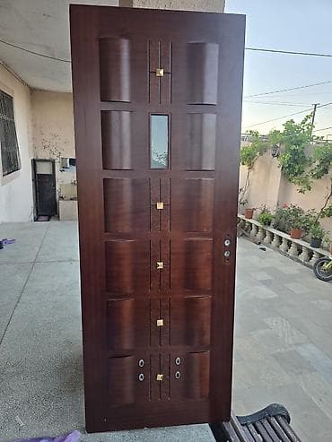 Çərçivələri ilə birgə 7 ədəd otaq qapısıdır. 1 ədədi cüt şüşəli və iki — 6