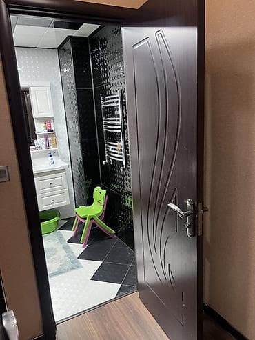 plastik qapi gence: 3 otaq, 2 sanuzel qapısı. Əlavə olaraq 1 otaq qapısı da biraz deffekt — 5