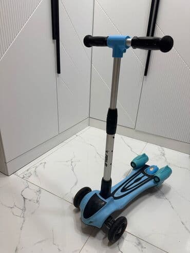 трюковой самокат в бишкеке: Açıq mavi rəngdə olan üçtəkərli skuter. Skuterin hündürlüyü — 4