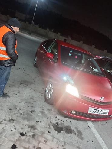 qalmaq şərti ilə prius: Toyota Prius hibrid hetçbek, qırmızı rəng. - Kuzov: 5 qapı — 5