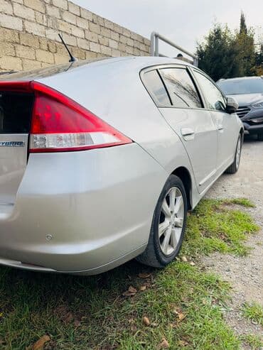 Motonəqliyyat: Honda Insight Hybrid – gümüşü rəng, 5 qapılı hetçbek. Xüsusiyyətlər — 3