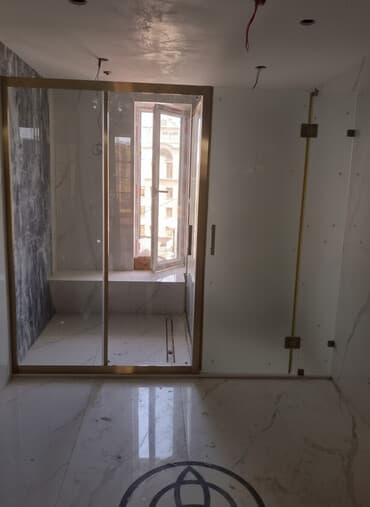 şəffaf: Şəffaf şüşə panelləri və qızılı rəngli metal çərçivəsi olan, sürüşmə — 1