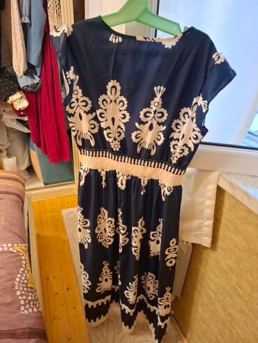 cicekli don: Ağ rəngdə, qara çiçək naxışlı, uzunqol qadın midi donu. Donun V — 6