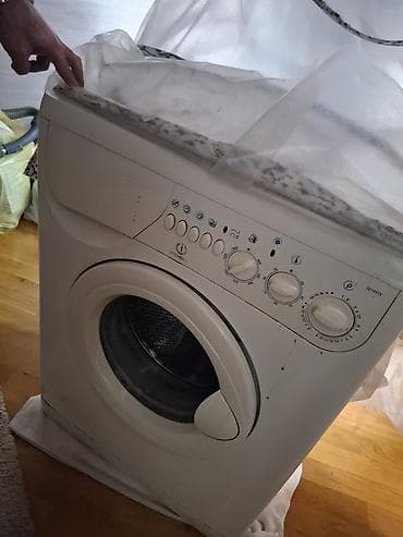 et masini: Indesit önyükləməli paltaryuyan maşın - Ön paneldə fiziki düymələr və — 1
