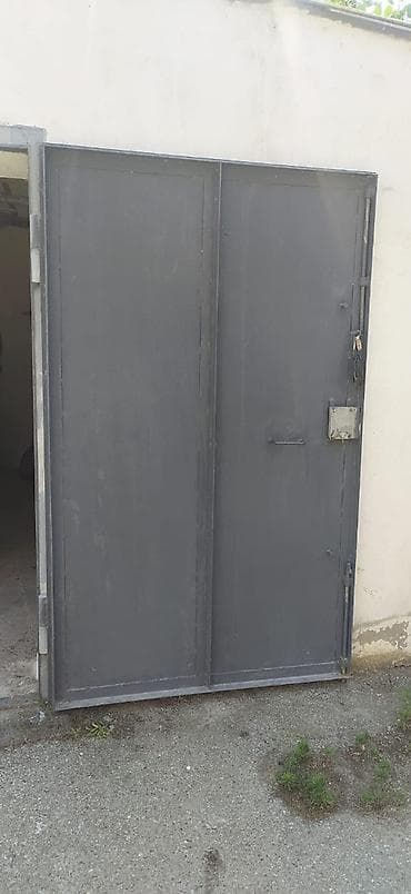 uqolnik: Qaraj qapısı 2.50 × 2.0 m. Çərçivəsiz. Seyf zamoku (3 açar ilə) var — 3