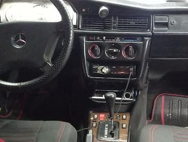 Mercedes-Benz 190: 0.2 l | 1990 il Sedan — 2