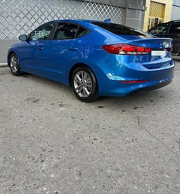 elantra hunday: Mavi rəngdə Hyundai Elantra sedan avtomobili. Avtomobilin ön — 3