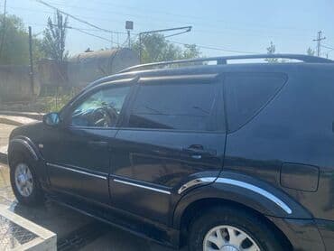 aqrar kend teserrufati texnika traktor satış bazari: Tünd rəngdə SsangYong Rexton SUV modeli, dam relsləri ilə təchiz — 4