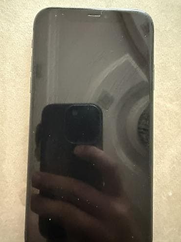 video light: IPhone 11, Qara, Face ID — 1