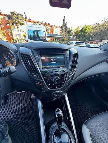 fara chanqan: Hyundai Veloster, ağ rəng, 3 qapılı kupe/gətbek kuzov. Azərbaycanda — 2