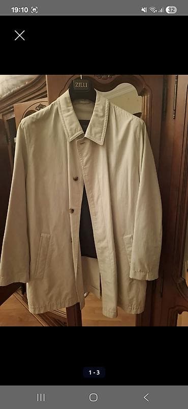 Zilli kişi plaşı - Rəng: açıq bej - Kəsim: klassik, düz siluet; lalafo.az -da Zilli kişi plaşı - Rəng: açıq bej - Kəsim: klassik, düz siluet;