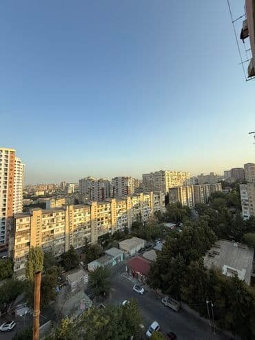 20 sahede kiraye evler: Mənzilin təqdimatı - Geniş və işıqlı salon: iri panoram pəncərə — 15