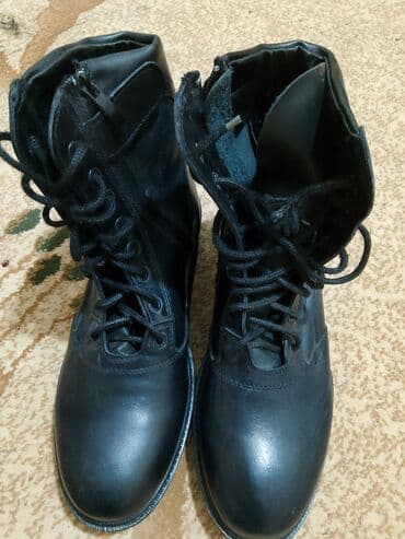 kişi botu: Qara dəridən klassik hərbi/taktiki üslubda bağlamaqlı botlar - — 4