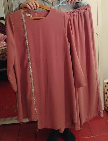 kiraye ziyafet: Qadın geyim dəsti – 4 ədəd 1) Tünd məxməri-bordo rəngdə uzun don - — 5